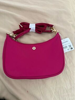 lululemon city essentials small shoulder bag nwt size 3L
